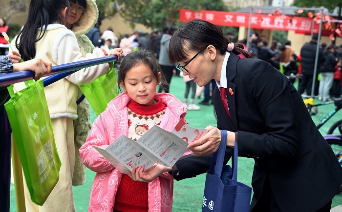 弘扬雷锋精神 守护巾帼权益——高淳法院开展系列普法宣传活动